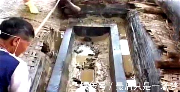 墓主@盗墓者进入墓穴，发现22个陪葬女，骨骼中都有绿色晶体，是舍利？