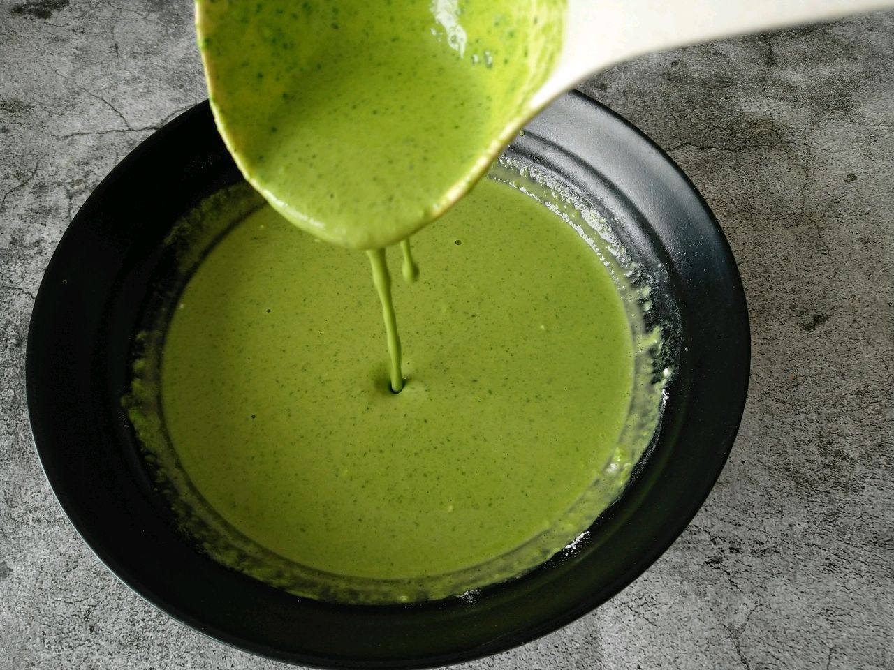 维生素菠菜和鸡蛋摊成饼,5分钟就做好,营养美味,孩子很喜欢吃