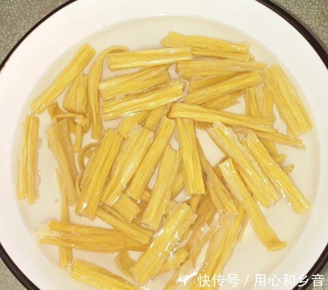 凉拌木耳腐竹,做法简单又开胃