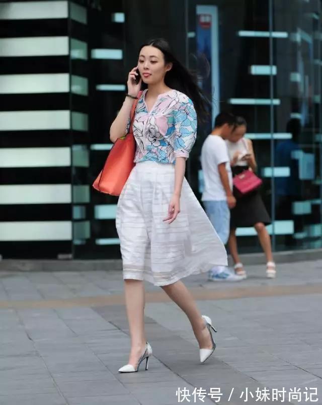 过膝 街拍路人,清雅的碎花搭配过膝短裙,让你成为文艺范的标志