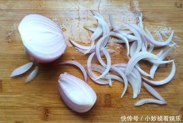 夏天到了，這菜不能隔夜吃，放冰箱也不行，家有老人孩子要注意！