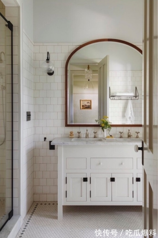 红酒|退休后的梦想家,深木色家具花壁纸,一起感受岁月静好的乡村住宅