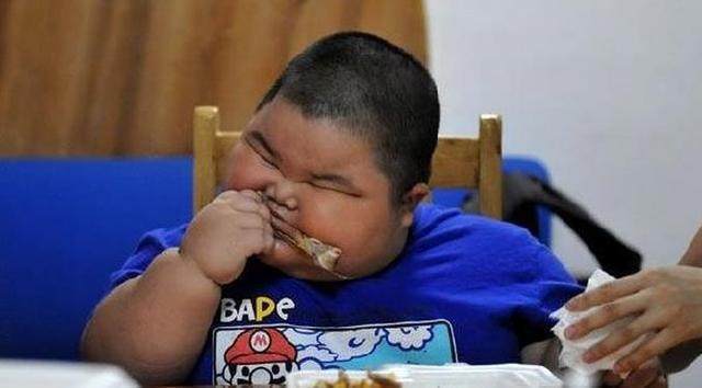 孩童|为何三岁孩童胖成一百五十斤家长说已经成瘾戒不掉!