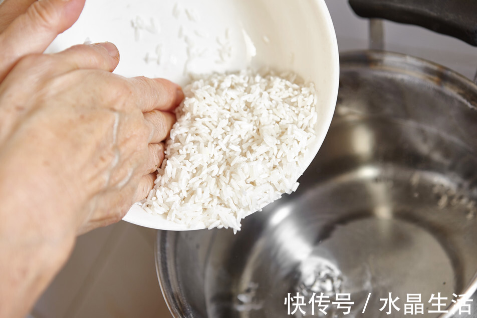 米饭|煮米饭，只加水是大错，教你2个技巧，米饭粒粒分明，又香又软