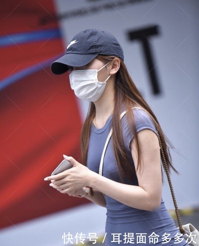 把天蓝色穿出高级感,裹身裙搭配帽子,看着神秘又有休闲感