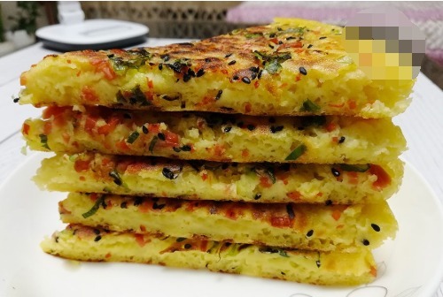 玉米面独特做法,开水一烫,手不沾面,加2个鸡蛋,营养又健康