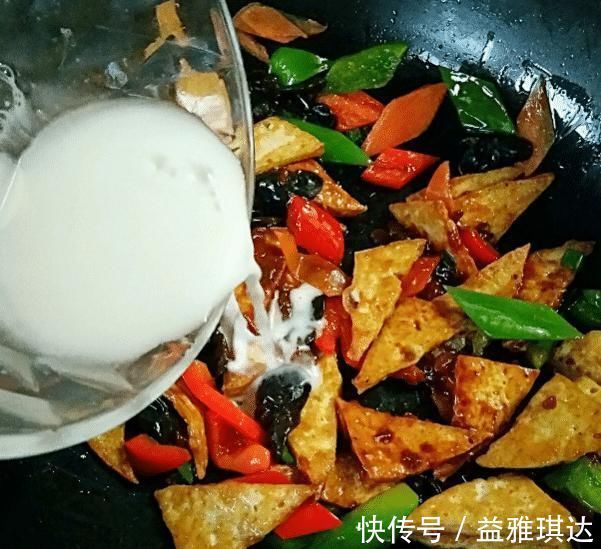 煎豆腐时,直接下锅煎就错了!学会3技巧,不粘锅不掉皮,也不碎