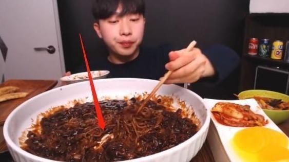 大胃王挑战30斤“炸酱面”,夹一筷子时穿帮了,网友逗我玩呢