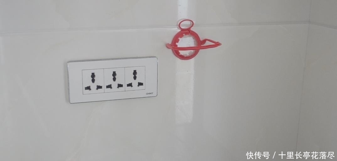 桶装水上的塑料提手别扔了,留在家里有大用处,看完去试试