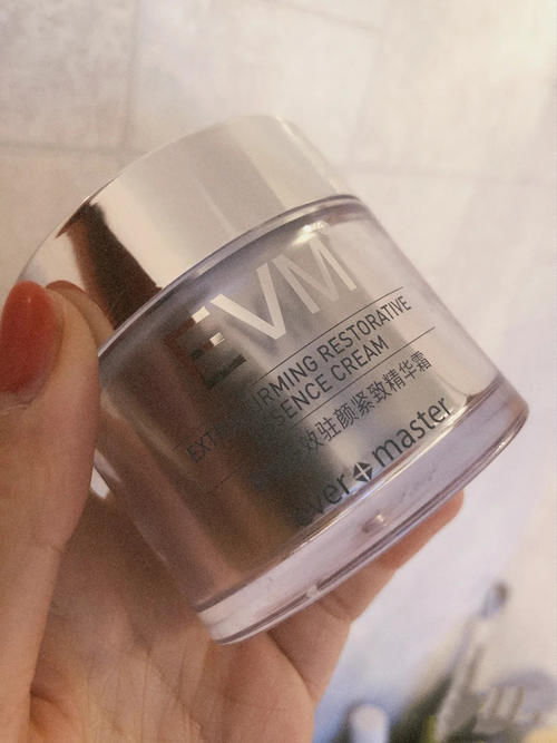 好的面部肌肤让你更显年轻，薇诺娜针对敏感肌设计，至本清爽镇定