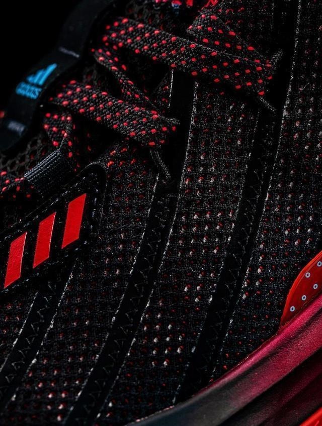 kobe 鸳鸯撞色+裸眼3D!上脚这双鞋,谁都忍不住多看两眼