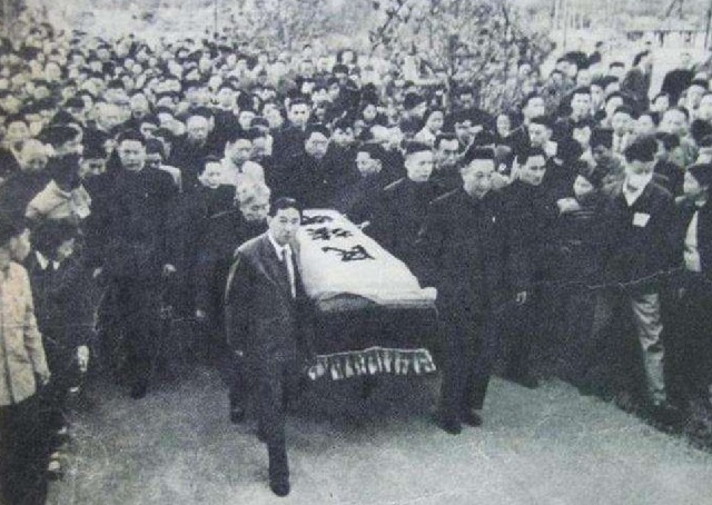 七言诗$同是文豪，郭沫若和鲁迅的水平到底相差多少两首七律，高下立判