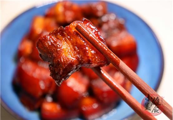 糖色|做红烧肉时,最忌焯水和用水炖,大厨教你一招,肥而不腻超下饭