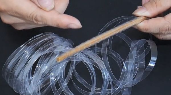 家家户户|把塑料瓶剪成丝,绑在筷子上,解决了家家户户的大难题,太实用了