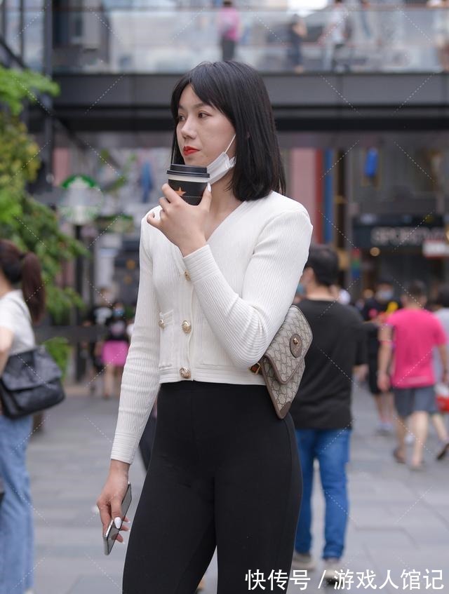 喇叭裤 洁白针织衫搭配纯黑喇叭裤,简约干练,知性大气!