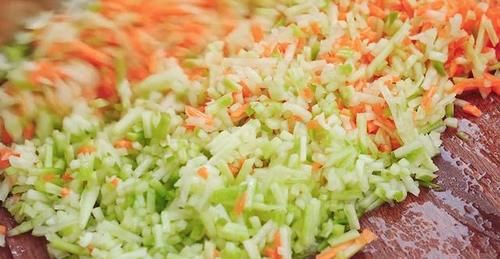 这盘炸丸子怎么吃都不腻,成本不到五块钱,外酥里嫩不吸油,真香