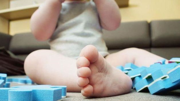 夏季|夏季宝宝该不该穿袜子?担心宝宝脚下生寒气,家长不妨这样做