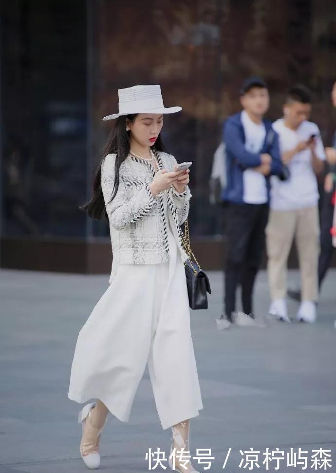 美女脚上搭配一双高跟鞋,透明的鞋面看上去十分的优雅