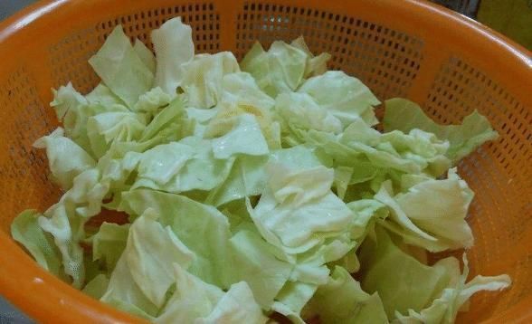 水煮包菜|炒包菜时,先焯水还是直接炒?有人总做错,难怪包菜吃着不香不脆