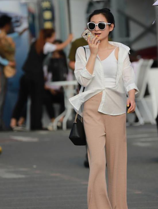 街拍:大大的眼睛时尚灵动的气质美女,黑色的连衣裙优雅大气美观