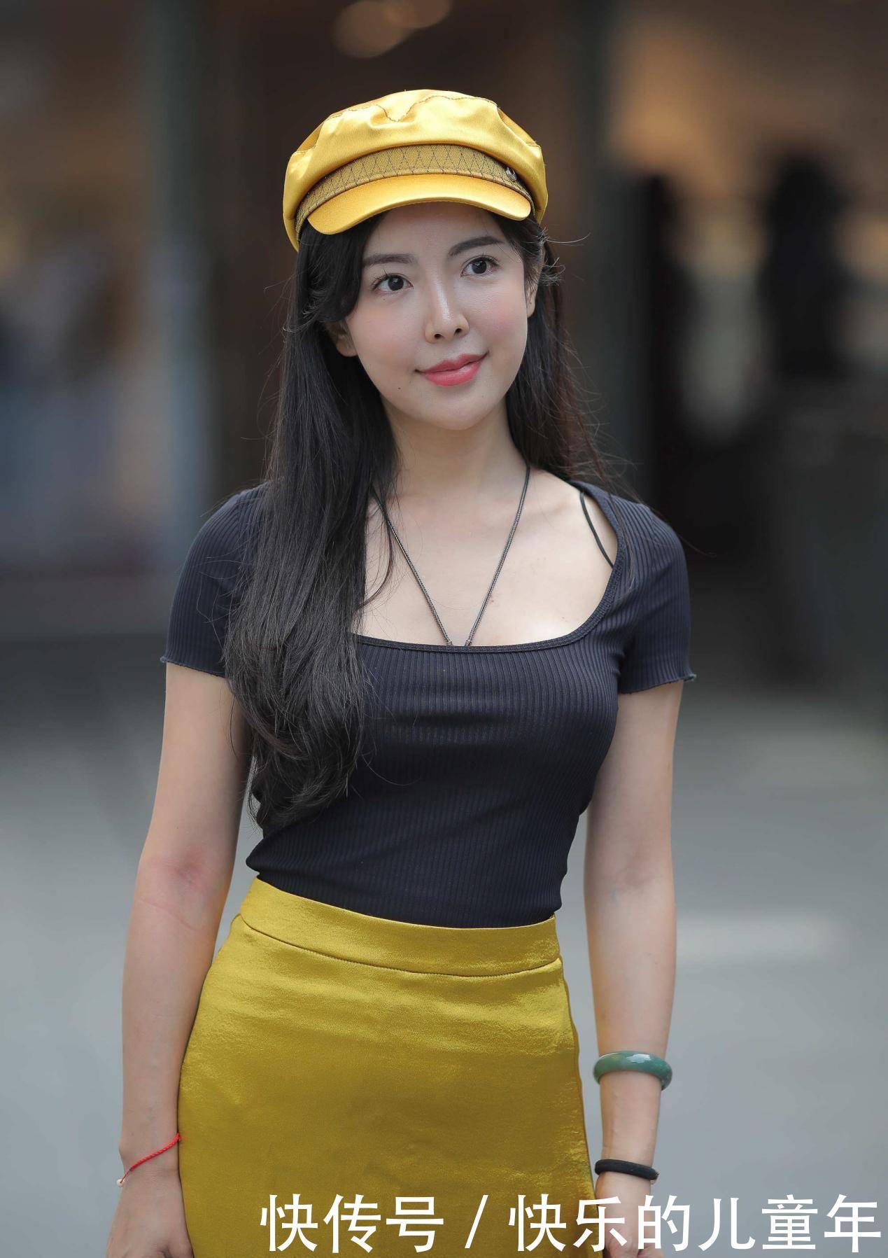 小姐姐|黑色修身上衣，搭配黄色半身裙，大方优雅，更显高级感