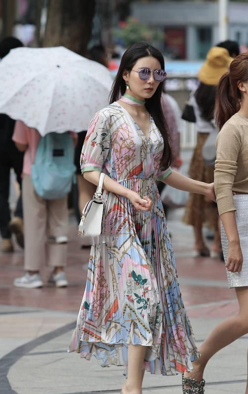 一条优雅的连衣裙,加上一双高跟凉鞋,已经成为了街头的标配