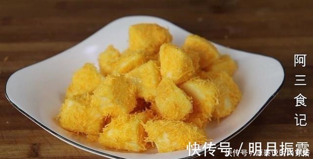 天冷了，苹果别直接吃，淋入鸡蛋液，香甜酥脆又解馋，比肉还香