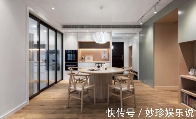 电视机|家里有孩子,客厅别买沙发了,电视机也别要,学她家这样装更实用