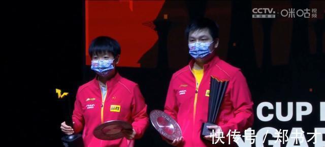 |搞笑一对!国乒冠军樊振东和孙颖莎登上领奖台,不知所措相视一笑