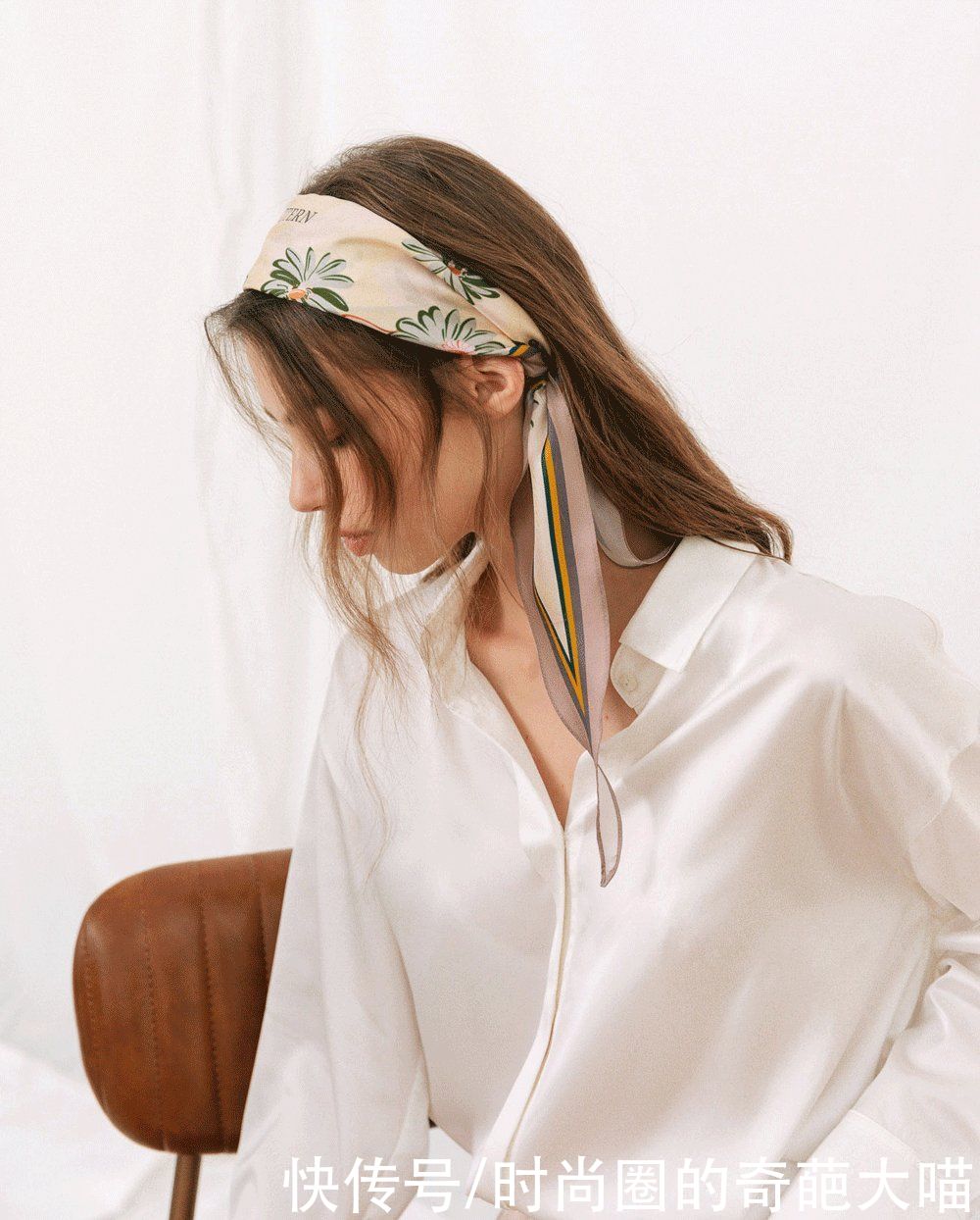 奥黛丽赫本|丝巾你还围出大妈味道？学会这小巧思，胜过你买一百件土气新衣