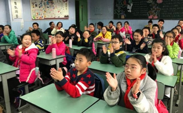 孩子|爸爸姓“左”,妈妈姓“右”,女儿的名字,让全班同学鼓掌