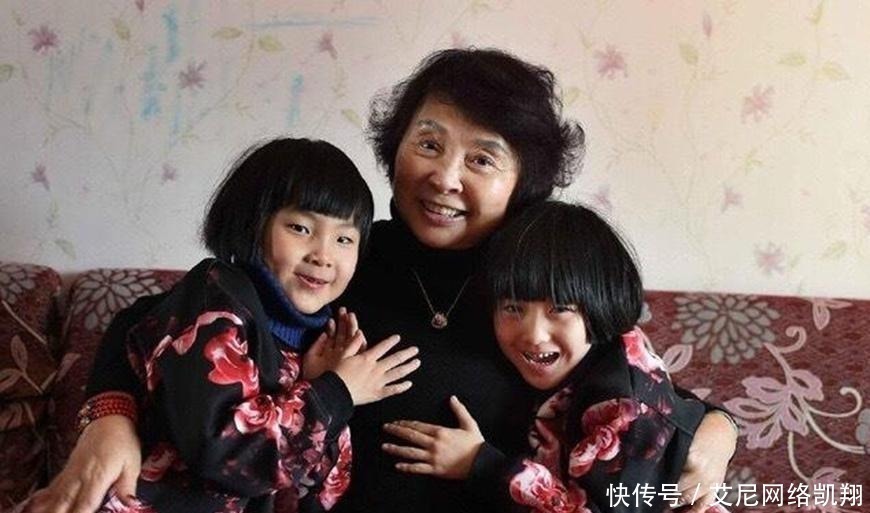 双胞胎女儿|10年前,那个拼命生下双胞胎女儿的60岁老人,现在怎样了?