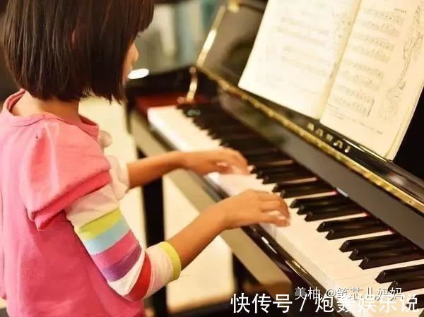 教育方式|为拒绝儿子买玩具,宝爸“就地打滚”,儿子面露尴尬不知所措