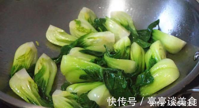 炒青菜,最忌洗了就下锅炒!做好3点,青菜鲜嫩翠绿,像饭店炒的