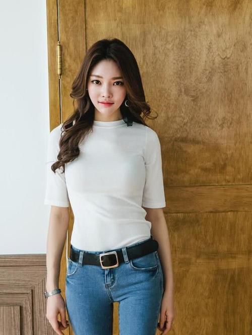 身材|性感身材展现出来,既清凉又展现身材曲线,上衣搭配紧身牛仔裤