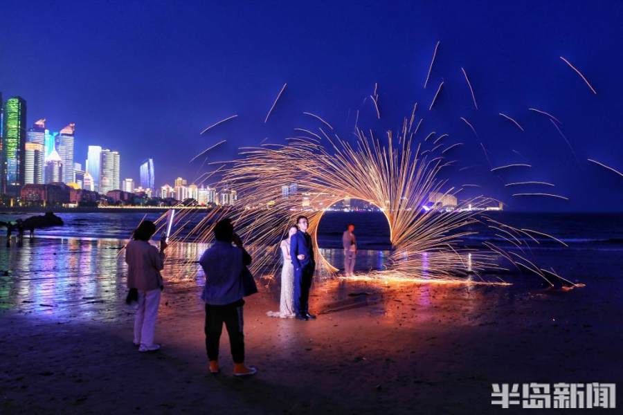 吴璟|夜青岛，看这里⑦丨海浪、清风、炫丽、爱情……这里是青岛最浪漫的海滩！