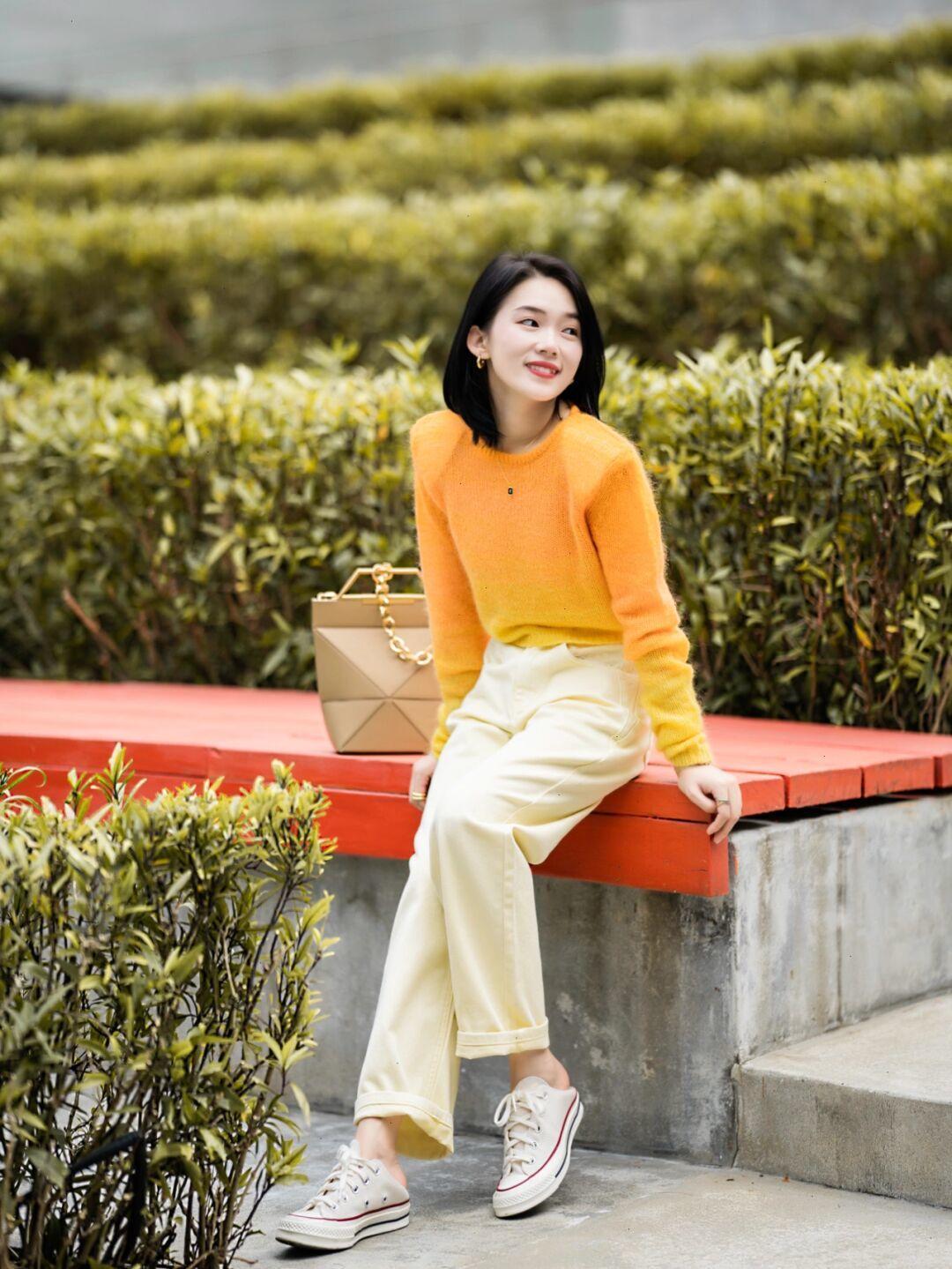 穿搭|秋冬就像一个调色盘,怎么好看怎么穿,绿色毛衣+红色打底衫,复古又时髦!