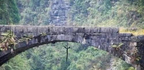 文物|“古桥悬剑”数百年,竟是不朽不腐的文物,专家却不敢摘下来研究