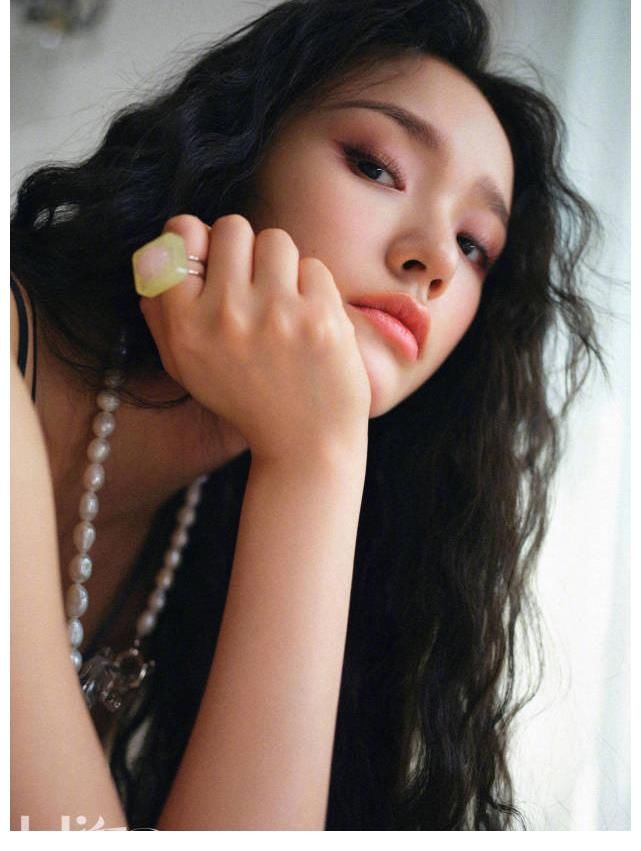 林允cos沉睡魔咒女巫