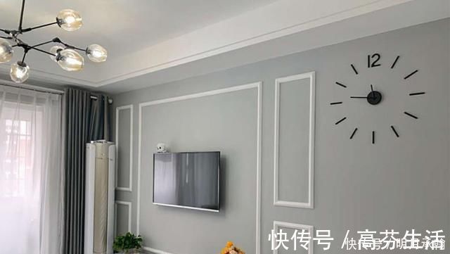 浅灰色|新房入住一个月后,越来越喜欢待在家,电视墙花不到200块太美了