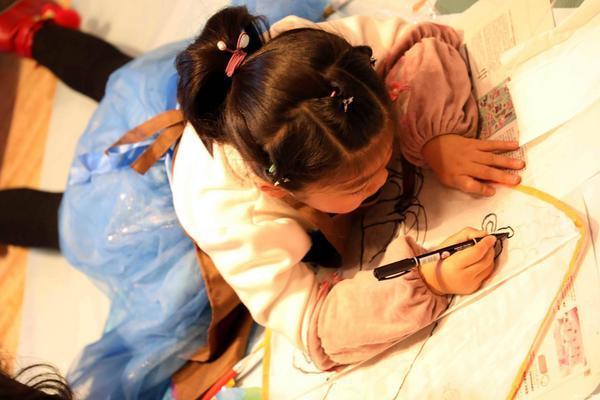 想象力|小学生画妈妈睡姿火了,老师见后满脸黑线,网友笑喷:妈见打系列