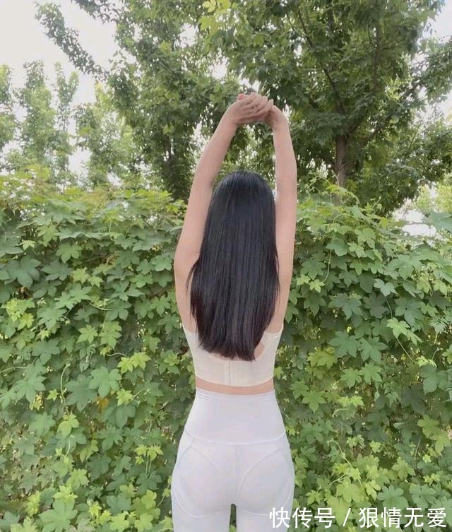 瑜伽裤 运动穿搭潮流趋势,瑜伽裤秀出曲线,出门上街时尚简单!