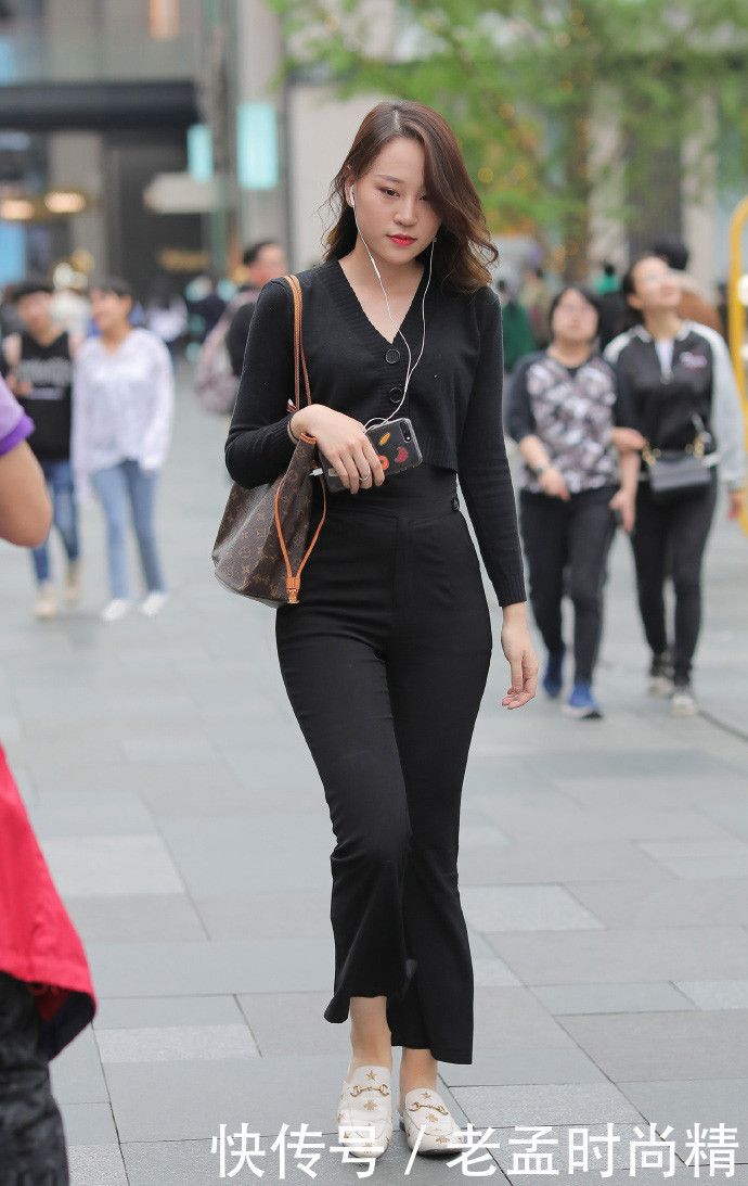 街拍气质女生选择时尚休闲的长裤穿搭,大方得体又耐看,值得借鉴