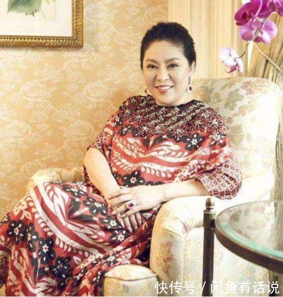 泡面卷|向太越来越时髦,穿那么花的裙子还烫“泡面卷”,不土反而挺洋气