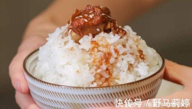 松软|煮米饭只会放清水可不行,学会饭店这一招,米饭香甜又松软,好吃