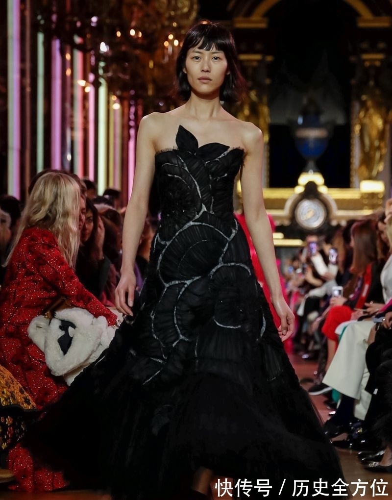 一字|刘雯穿黑色一字肩连衣裙走时装周,气质优雅大方,意外被发型抢镜