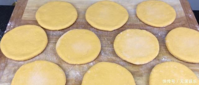 南瓜饼的新做法，好吃又健康，我一顿能吃好几个