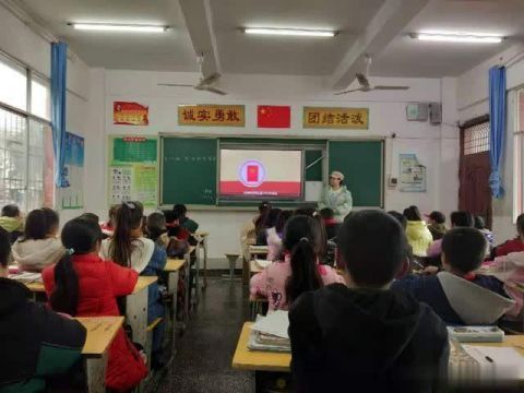 小学生|泸溪县小章小学：扎实做好小学生普法工作