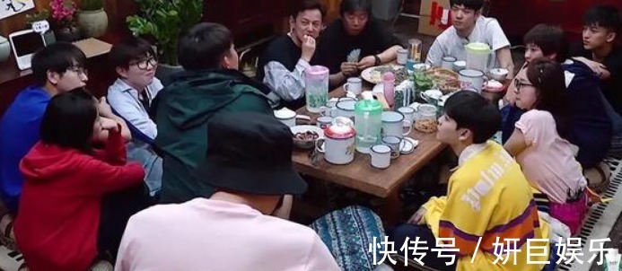 《向往3》一堆糊咖让黄磊不满，十八线艺人饭桌上卖人设让人无语