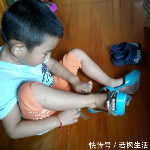 宝妈|妈妈上个厕所回来,看到“熊孩子”与小龙虾“大战”,哭笑不得